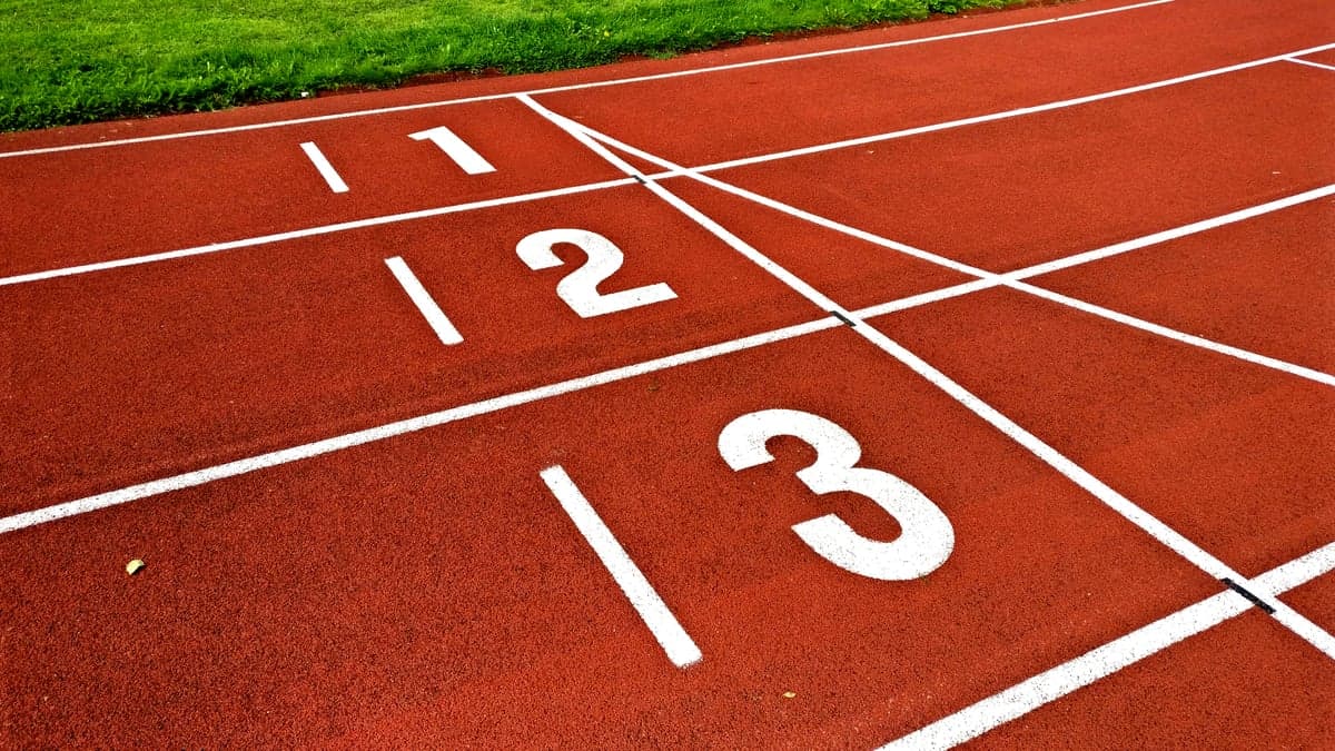 Atletikapalya rajtvonala 1-es, 2-es es 3-as savszammal