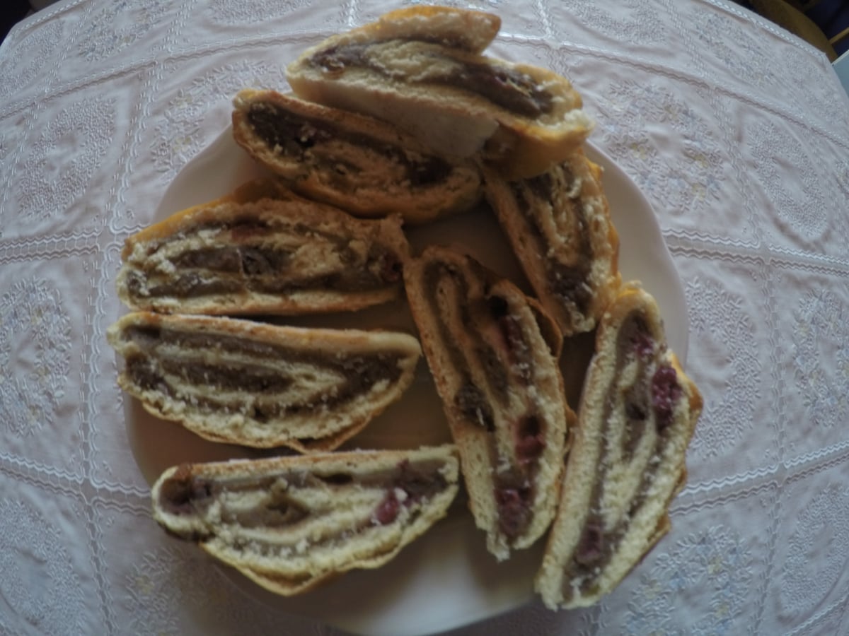 Felszeletelt gesztenyés-meggyes bejgli