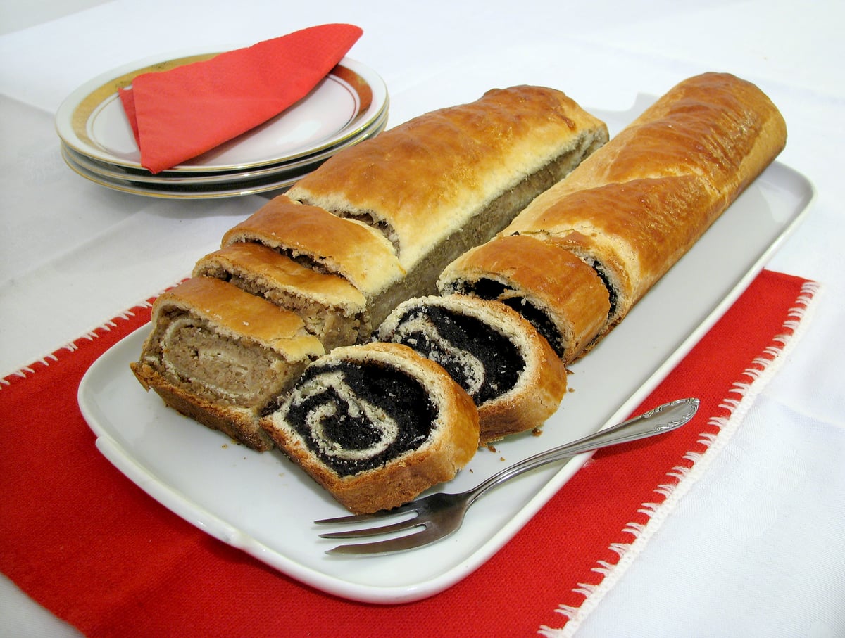 Mákos bejgli rúd szeletelve, piros terítőn