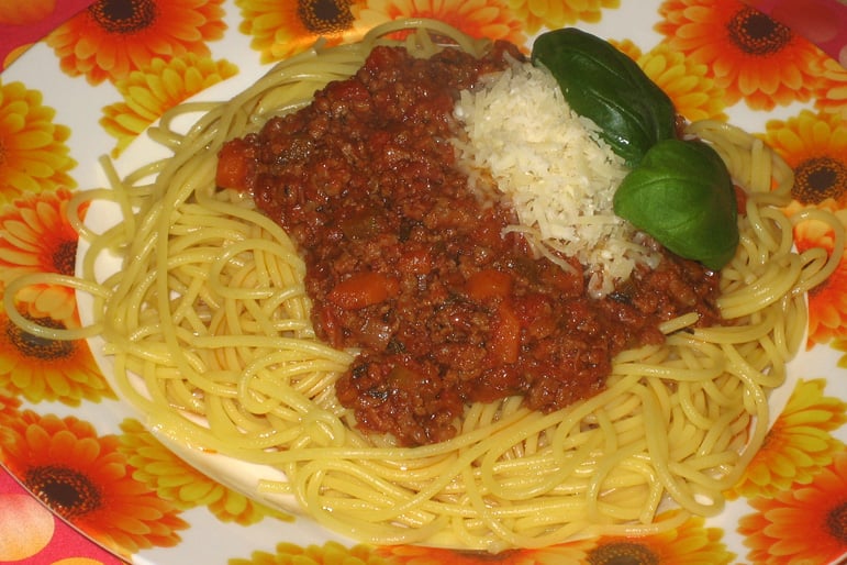 Spagetti bolognai raguval tányéron