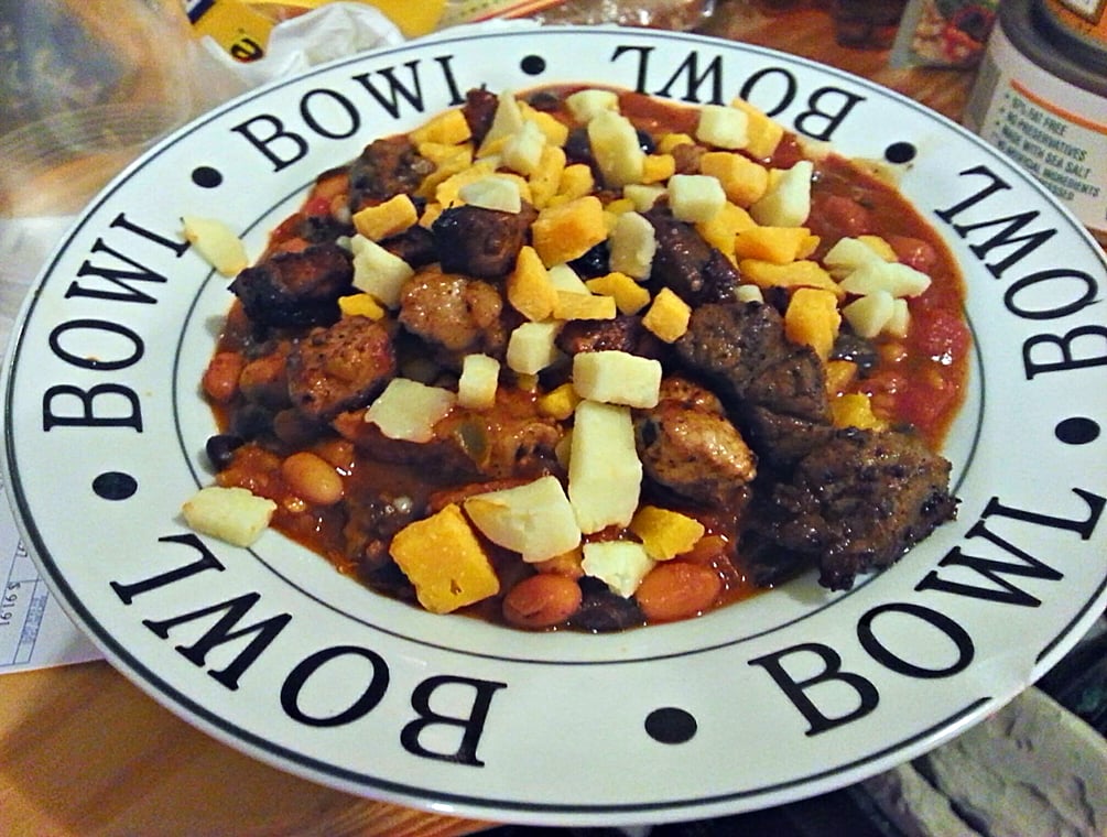 Chili con carne tálban, sajttal és kukoricával
