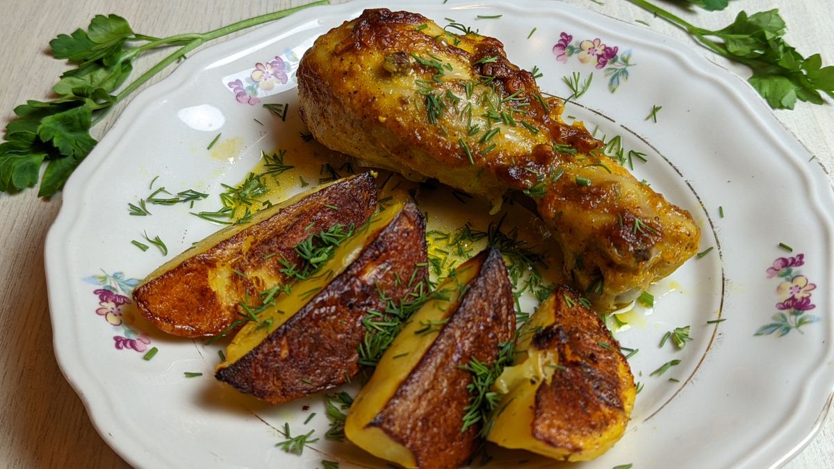 Sütőben sült csirkecomb burgonyagerezdekkel, FODMAP-szegény fogás érzékeny bélre