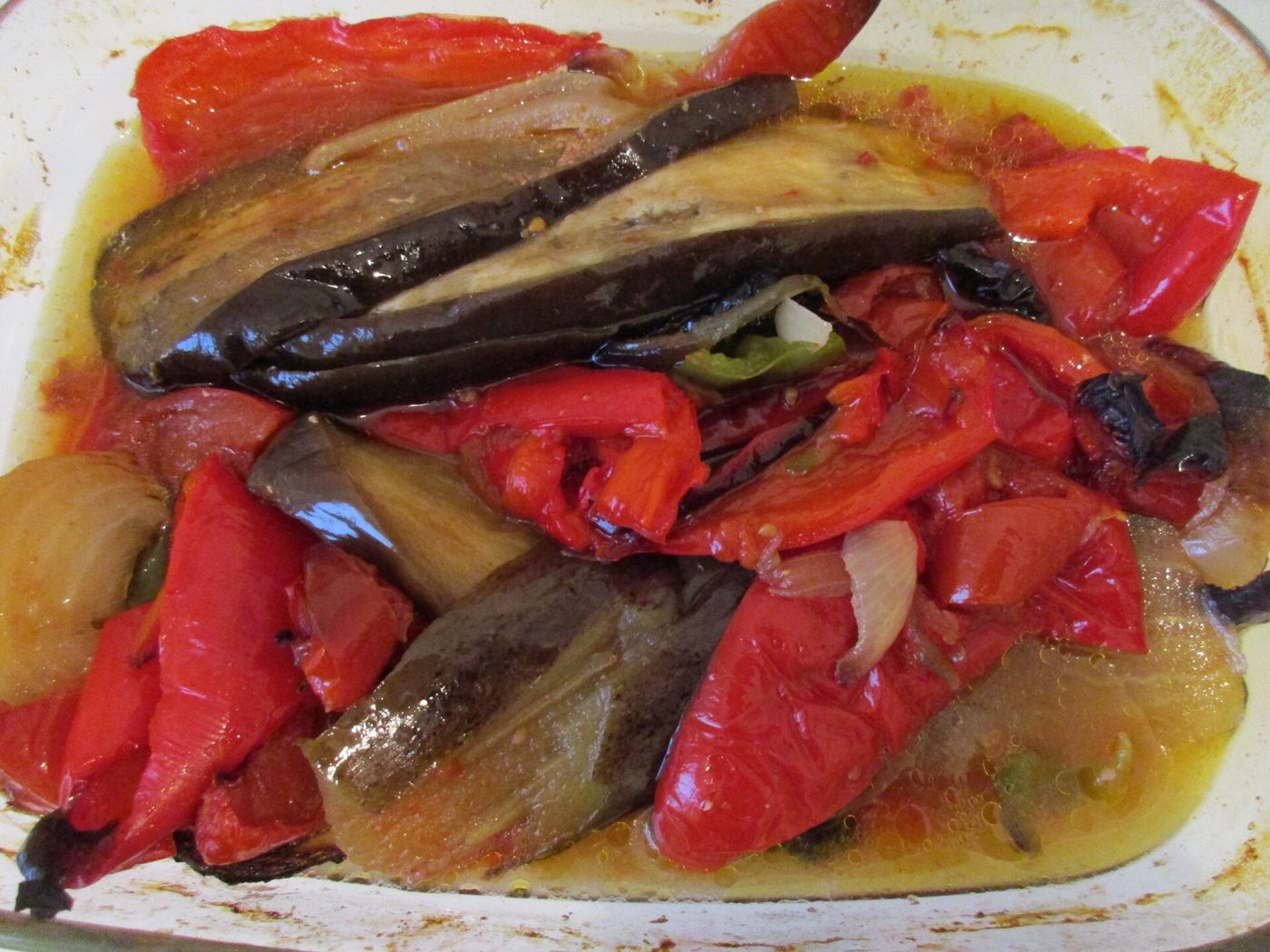 Grillezett padlizsán és paprika csíkok olívaolajjal, tálban