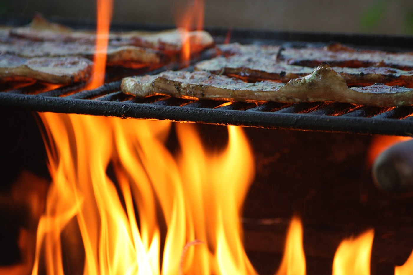 Hús közvetlenül a nyílt láng fölött sül a grillrácson
