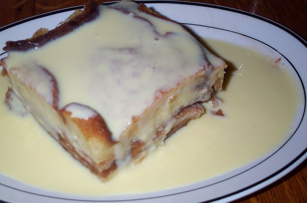 Aranybarna kenyérpuding vaníliasodóval leöntve