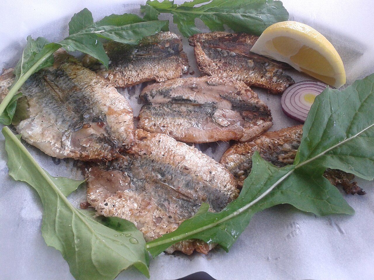 Roston sült szardínia citrommal, a triglicerid-barát tányér